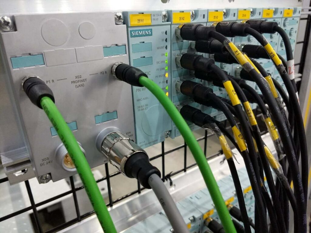 Industrial network connectors installed on machine equipment
